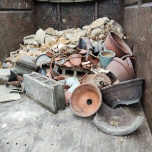 長崎市で庭先になげてあった瓦礫、植木鉢など処分